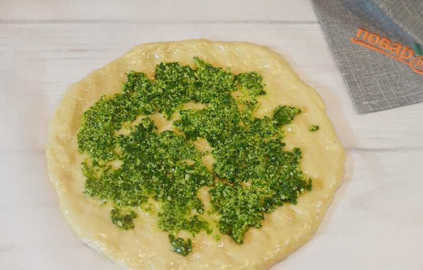 1. Этап. Пицца с сыром из козьего молока и рукколой: 3. Распределите по поверхности основы соус песто.