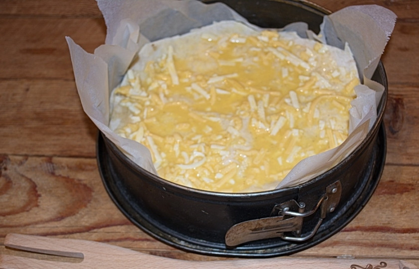 1. Этап. Ленивая ачма: Распределите сырную смесь по всему листу лаваша. Накройте новым лавашом, затем — снова сырную смесь и снова лаваш. И так выкладываем до самого верха. Последним должен быть слой сыра.