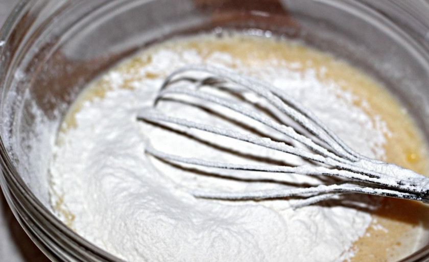 1. Этап. Тонкие блинчики на молоке: 3. Пшеничную муку всыпаю в миску через сито, и замешиваю тесто, оставляю его на 10 минут.