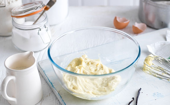 1. Этап. Сливочный мильфей: 2. Нагрейте молоко в сотейнике на среднем огне. В это время взбейте желтки, сливки, сахар, кукурузную, пшеничную муку и 2 столовые ложки горячего молока. После чего добавьте смесь в сотейник с молоком и доведите до кипения.