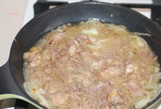 1. Этап. Подливка из тушенки: 4. Добавляем морковь и лук в сковороду к мясу, перемешиваем и тушим 2 минуты.