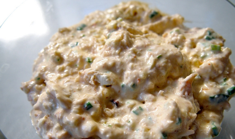 1. Этап. Закуска на новогодний корпоратив: 1. Для начала приготовим смесь для закусочных кексиков: смешаем крем-сыр, 100 грамм пармезана, сметану, крабовое мясо, 50 грамм сухарей и яйцо со специями. Взбиваем в миксере.