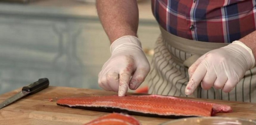 1. Этап. Копчение рыбы в духовке: 1. Разрезаем и моем семгу, кожу не убираем, филируем ее и удаляем кости.