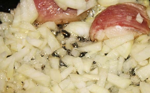 1. Этап. Гара чорба: В казане разогрейте масло. Обжарьте на нём 2 кусочка мяса вместе с луком до мягкости.