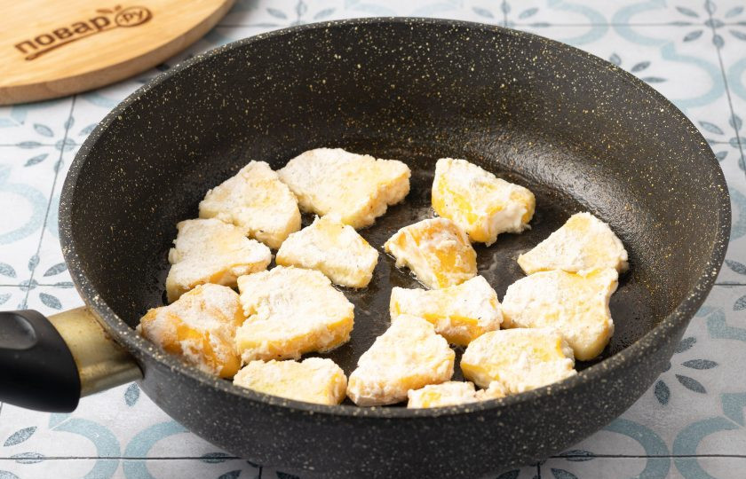 1. Этап. Жареные патиссоны с чесноком: Обжарьте порционно ломтики патиссонов в хорошо разогретой на среднем огне сковороде.