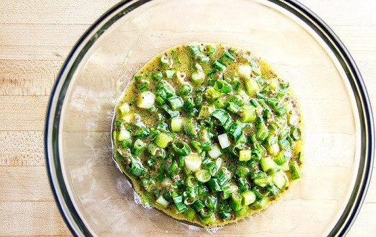 1. Этап. Красная рыба с картошкой в духовке: 5. Чтобы приготовить соус для рыбы, соедините в глубокой мисочке 2 ложки оливкового масла, сок лимона, мед, горчицу и измельченный зеленый лук. Тщательно перемешайте соус, добавьте по вкусу соль и при желании перец.