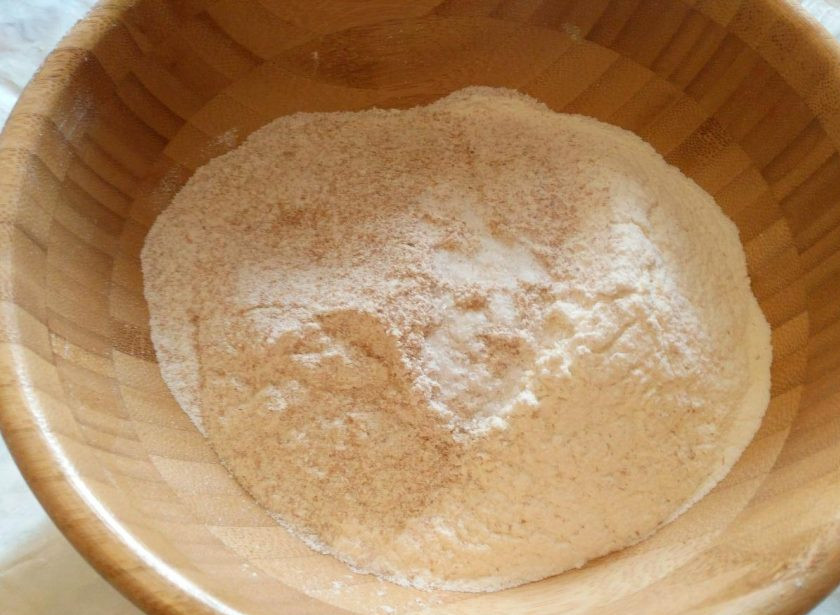 1. Этап. Лепёшки «Фатир» в духовке: В глубокую миску просейте два вида муки (оставьте 30-40 грамм белой муки для работы с тестом) и добавьте примерно 0,5 ч. л. соли.