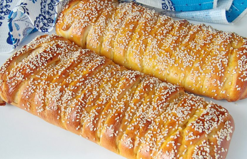 1. Этап. Кулебяка с капустой: Разогрейте духовку до 180 градусов и выпекайте около 30 минут до появления румяной корочки.