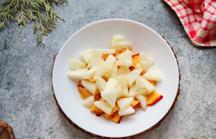 1. Этап. Салат из дыни и нектарина: У дыни удалите семечки, отрежьте корки и порежьте на кусочки. Выложите дыню к нектаринам.