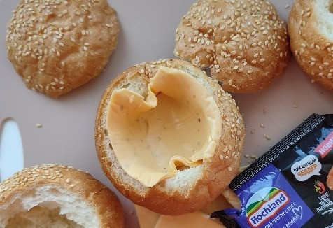 1. Этап. Горячие бургеры с наггетсами: Выкладываем ломтик сыра. Он имеет очень насыщенный вкус и приятную остринку.