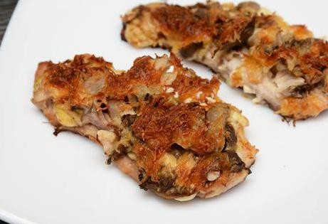 1. Этап. Индейка с вешенками: Ставим противень в разогретую до 200 градусов духовку минут на 445-50. Вот такое красивое и румяное мясо у нас должно получится.