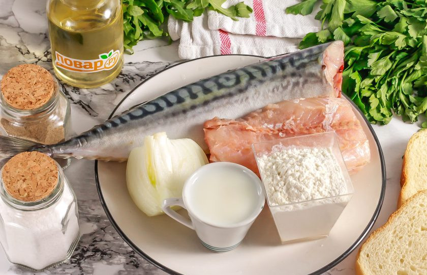 1. Этап. Котлеты из скумбрии и минтая: Подготовьте указанные ингредиенты. По желанию вместе с луком можете использовать пару зубчиков чеснока, если любите его аромат и вкус в блюде.