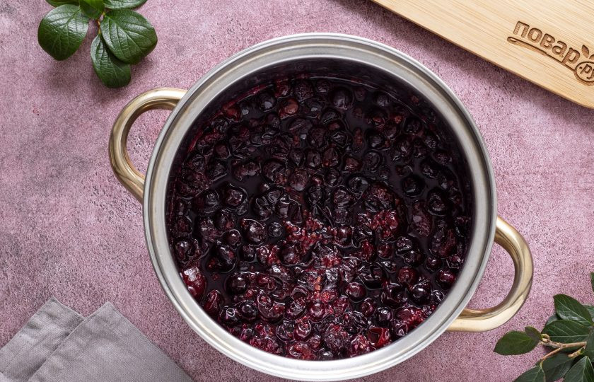 1. Этап. Домашняя пастила из смородины: Переложите смородину в кастрюлю, влейте немного (20-30 мл.) воды и доведите до кипения. Варите на слабом огне под крышкой, пока ягоды не начнут лопаться. Затем измельчите блендером ягоду до однородного пюре.