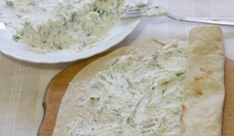 1. Этап. Лаваш с начинкой из творога и зелени: 4. Завернув лаваш с начинкой из творога и зелени, его можно нарезать на порционные кусочки и красиво выложить на блюде.