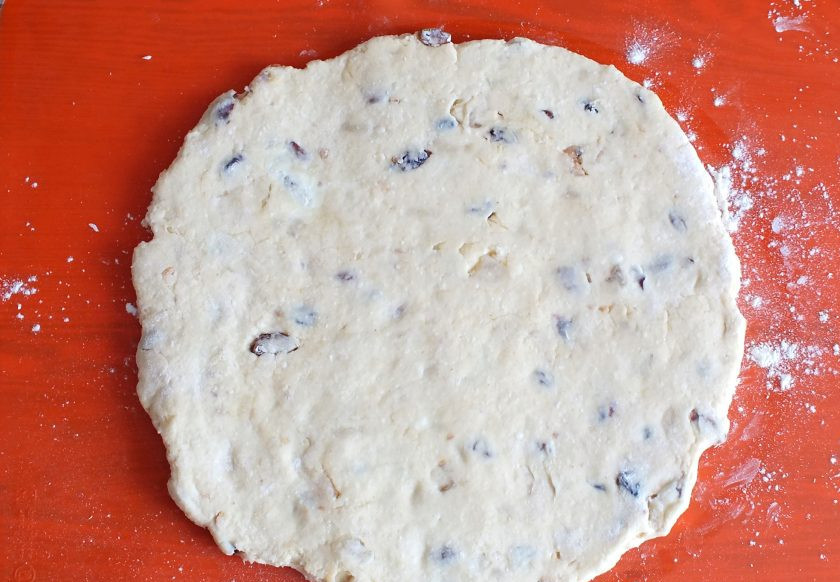 1. Этап. Кекс Штоллен: По истечении времени тесто достаньте из холодильника. На подпыленной мукой рабочей поверхности раскатайте из теста пласт толщиной 0,5 см.