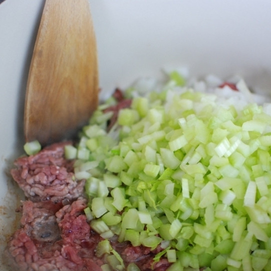 1. Этап. Густой итальянский томатный суп с макаронами и фаршем: Еще через минуту добавляем мелко нарезанный стебель сельдерея.