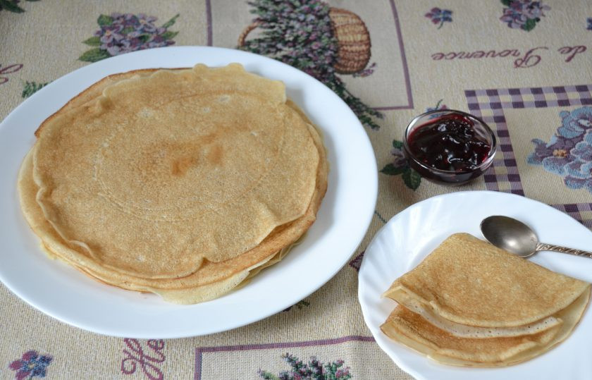 1. Этап. Веганские блинчики: Блинчики получились румяные, тонкие, вкусные. Подавайте блинчики с вареньем или джемом. Блинчики хороши как в горячем, так и в холодном виде.