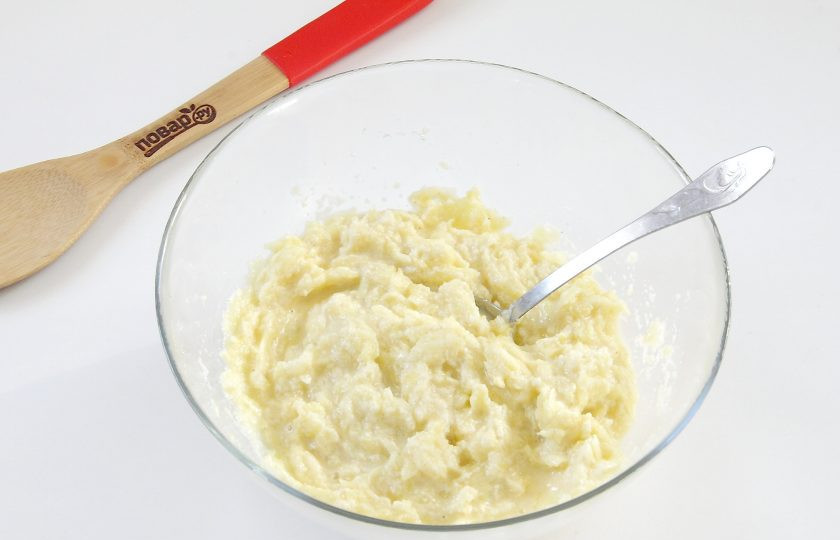 1. Этап. Оладьи из кабачков с манкой: Перемешайте.