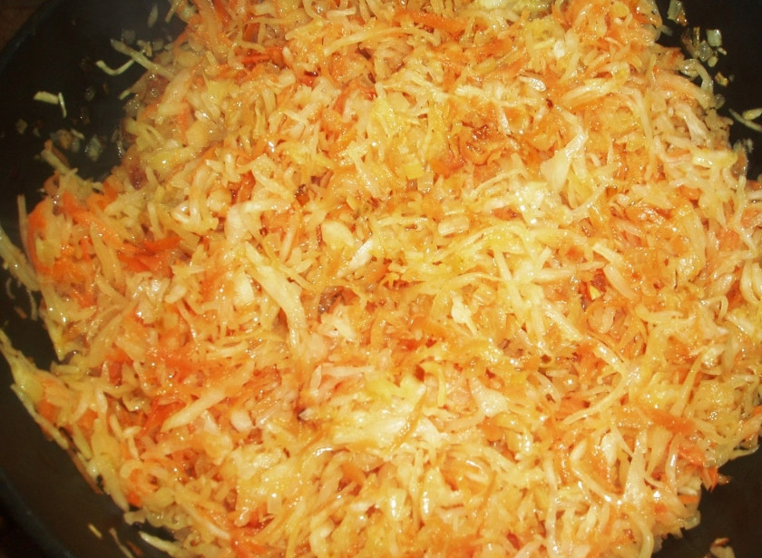 1. Этап. Вареники с квашеной капустой: Итак, сливаем воду с капусты и отжимаем ее, выкладываем на сковородку и обжариваем до золотистого цвета с добавлением масла.