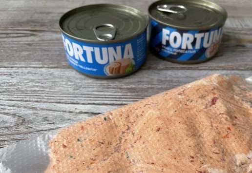 1. Этап. Риет с тунцом и вялеными томатами: Выложите массу в кондитерский мешок, уберите в холодильник до использования.