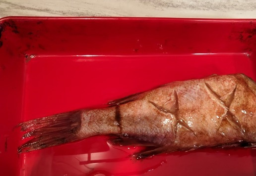 1. Этап. Окунь в ромовом маринаде: Выложите рыбу на противень, и накройте фольгой, запекайте в духовке при 180 градусах 40 минут. Приятного аппетита!