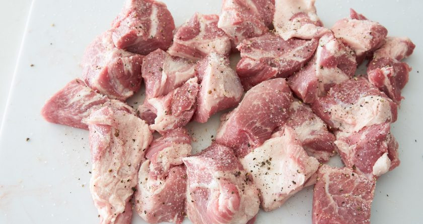 1. Этап. Свинина в зеленом соусе: 4. Вымойте и нарежьте одинаковыми кусочками свинину (примерно по 5 см). Поперчите и посолите.