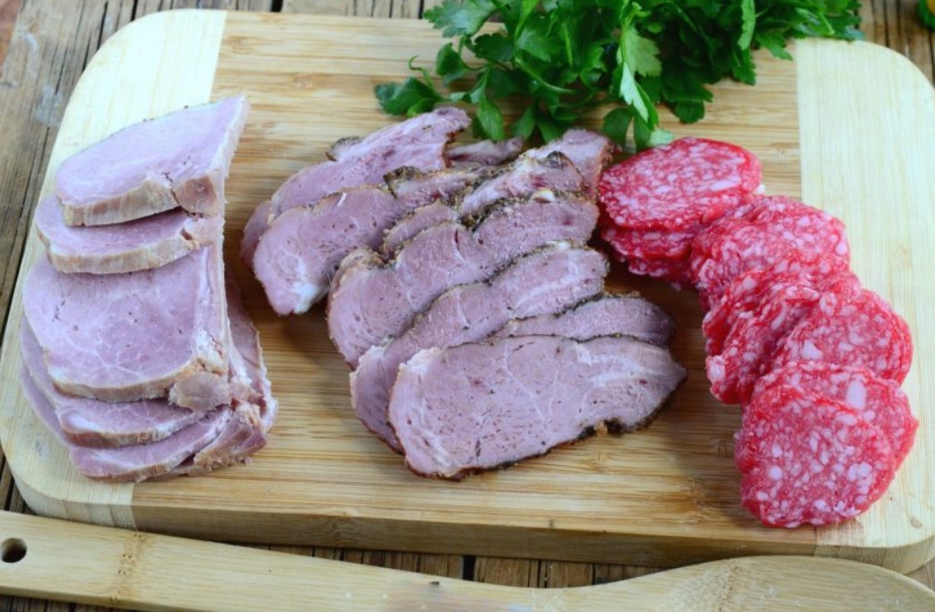 1. Stage. Easter meat cuts: Thinly cut the meat delicacies.