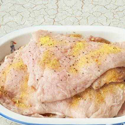 1. Этап. Свиная отбивная в панировке: 3. Затем специями обсыпаем каждый кусок мяса, и складываем их в миску, один на другой.