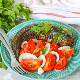 Скумбрия в луковой шелухе и чайной заварке