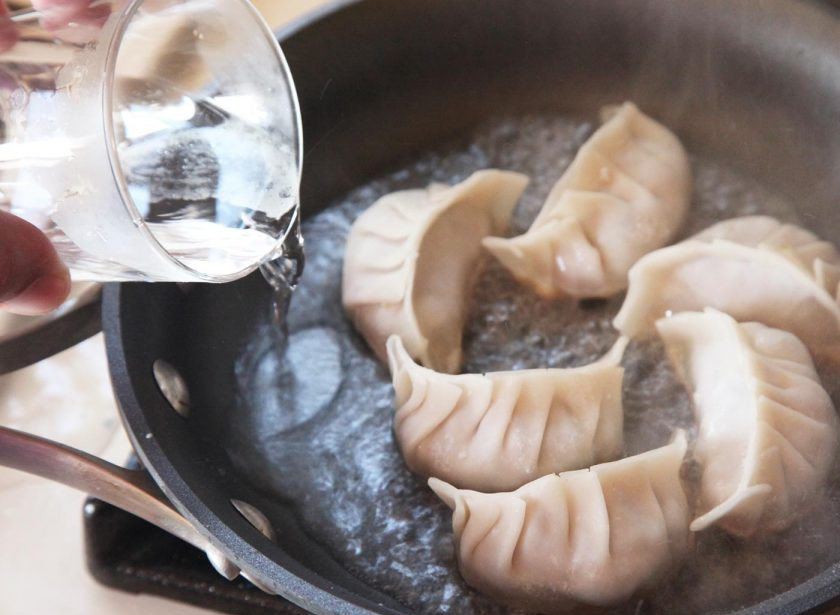 1. Этап. Японские пельмени Гедза со свининой: 10. После аккуратно влейте немного горячей воды.