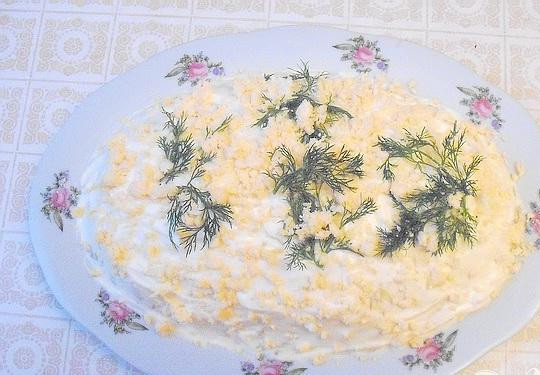 1. Этап. Салат Мимоза с сельдью: 6. Салат хорошо смазываем майонезом, украшаем растертым желтком и веточками укропа. Блюдо готово.