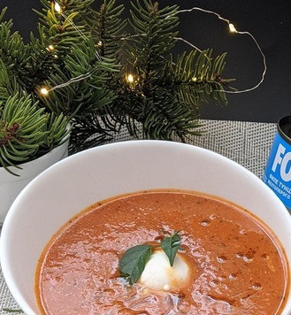 1. Этап. Ленивый томатный суп с тунцом: В каждую тарелку кладём шарик моцареллы, листики базилика, сбрызгиваем оливковым маслом. У меня не было свежего базилика, для украшения положила листики перца чили. Приятного аппетита!