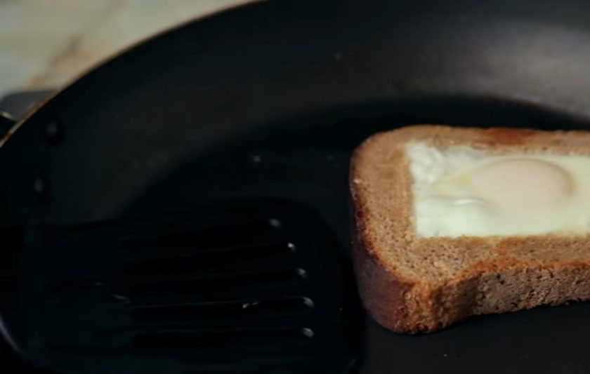 1. Этап. Яичница в хлебе, перце и луке: 3. Затем слегка поджарьте овощи и хлеб на растительном масле. Далее аккуратно вылейте по яйцу в каждую форму так, чтобы желток остался целым. Обжарьте яичницу с одной стороны под крышкой.