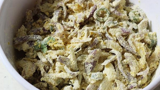 1. Этап. Пакора из лука: 4. Аккуратно перемешайте до однородности.