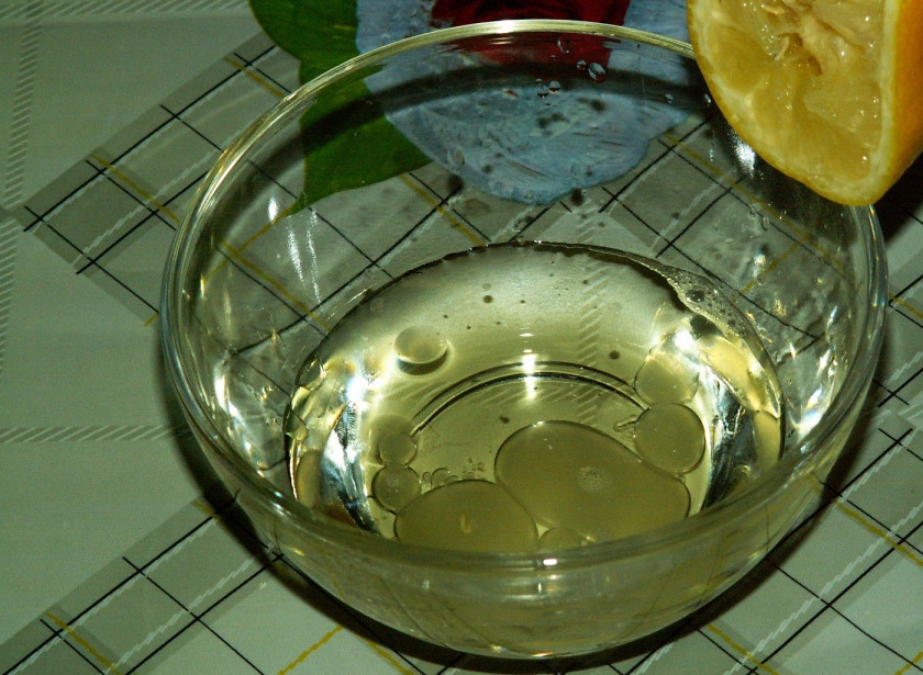 1. Этап. Cалат с копченой куриной грудкой: 11. Соединить оливковое масло и соком лимона. Добавить немного соли и перца при желании. Тщательно перемешать.