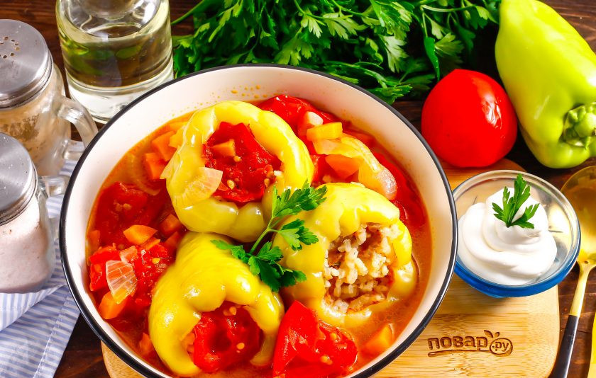1. Этап. Фаршированный перец по-узбекски: Выложите фаршированные перцы в тарелку, залейте томатным бульоном и подайте к столу горячими, не забыв про сметану.