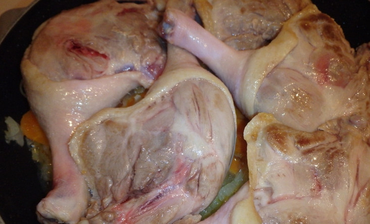 1. Этап. Утиные окорочка тушеные: Выкладываем на овощи окорочка, солим и перчим по вкусу. Кладем лавровый лист, перемешиваем. Тушим под крышкой на медленном огне, примерно 1,5 часов. Можно влить немного холодной воды, если окорочка слабо выделяют жир.