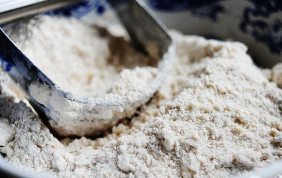 1. Этап. Коричное печенье: 2. Масло нарезать на куски, затем смешать с маслом сухие ингредиенты до тех пор, пока смесь не будет напоминать грубые крошки.