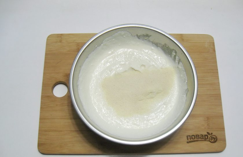 1. Этап. Творожная запеканка с яблоками и манкой: Добавьте манную крупу.