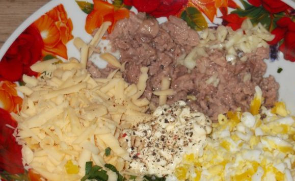 1. Этап. Салат из печени и сыра: Печень трески разминаем вилкой, смешиваем с сыром, яйцами, чесноком и зеленью петрушки. Солим, перчим и заправляем майонезом.