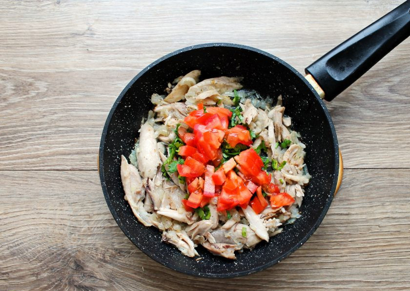 1. Этап. Томатный суп с кинзой: Помидор порежьте мелким кубиком и добавьте в сковороду с курицей и овощами.