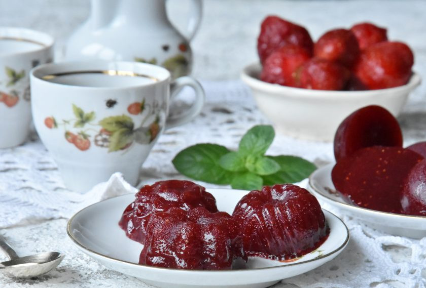 1. Этап. Конфеты из замороженной клубники: Оставьте конфеты в формах стабилизироваться в прохладном месте, часов на 6-8. После чего извлеките мармелад из формочек и при желании обваляйте конфеты в сахаре.