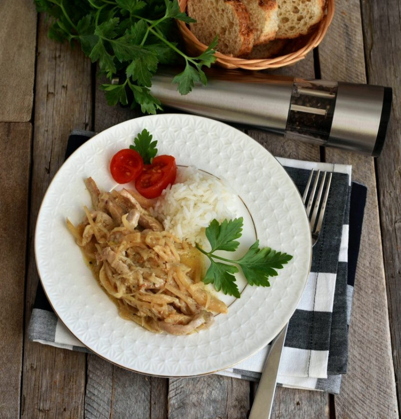 1. Этап. Свинина в сливках с корневым сельдереем: Подавайте мясо с рисом, украсив свежей зеленью и дополнив свежими овощами.