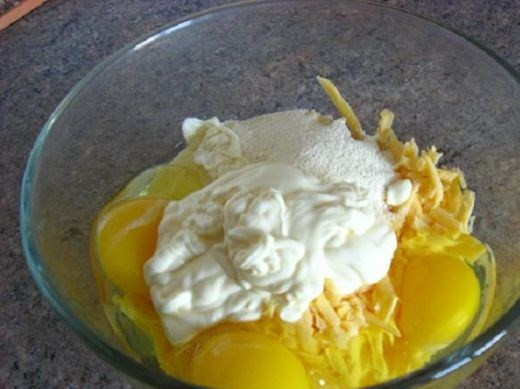 1. Этап. Сырный рулет с фаршем: К сыру добавляем 3 яйца, манную крупу и майонез. Тщательно перемешиваем и оставляем на 10 минут, чтобы манка «набухла».