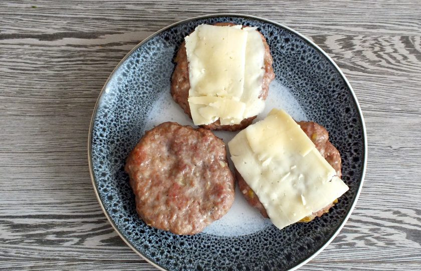 1. Этап. Мексиканские бургеры: На готовые, теплые котлеты выложите сыр и отставьте в сторону.