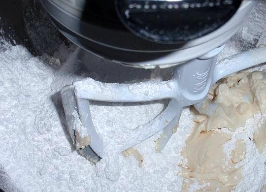 1. Этап. Кремовый торт: Теперь добавьте сахарную пудру и взбейте крем до легкой воздущной консистенции.