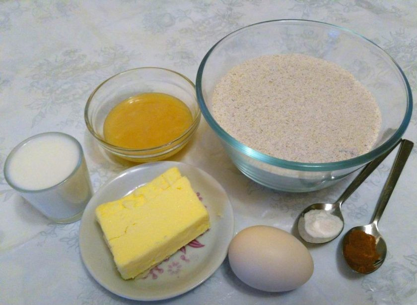 1. Этап. Сладкие ржаные коржики: Взвесьте и отмерьте все необходимые ингредиенты. Учитывайте, что количество муки, которое потребуется для приготовления сладких ржаных коржиков, зависит от густоты мёда и величины яйца, поэтому может варьироваться в указанных пределах.