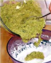 1. Этап. Суфле из брокколи и трёх видов сыра: Далее, в обратном порядке, переложить смесь из брокколи в белковую массу. Размешать, но не доводить до однородности. На массе должны оставаться белые и зеленые разводы. Выложить массу в подготовленные формы. присыпать оставшимся пармезаном и поместить в духовку на 40-45 мин. Подать сразу после изъятия из духовки.