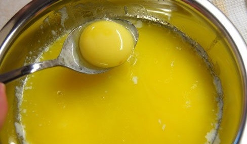 1. Этап. Вафли для советской вафельницы: 3. Масло остудите и по одному добавляйте к нему яйца, аккуратно перемешивая.