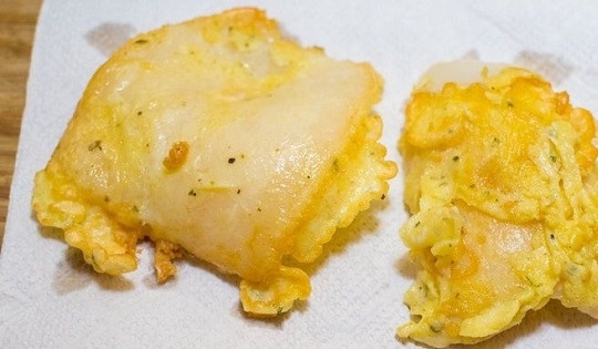 1. Этап. Кальмары с брокколи: 6. Обжаренные кальмары переложите на бумажное полотенце, чтобы убрать излишки масла.